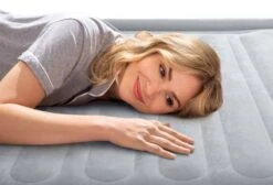 Intex Comfort Plush Hoog Luchtbed - Eenpersoons - Ingebouwde Elektrische Pomp 18 Intex Comfort Plush Hoog Luchtbed - Eenpersoons - Ingebouwde Elektrische Pomp -Buiten kamperen 1320 1900 64412 inuse2 2022 300