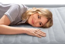 Intex Comfort Plush Luchtbed - Eenpersoons - Ingebouwde Elektrische Pomp -Buiten kamperen 1320 1900 67766 inuse4 2022 300