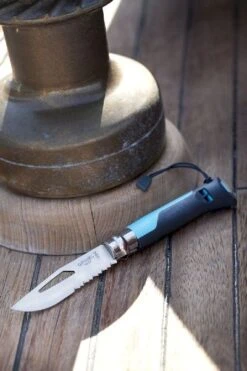 Opinel N°08 Outdoor Zakmes - Blauw -Buiten kamperen 3123840015762 opinel outdoor 8 blauw sfeer2 resultaat