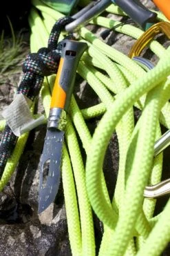 Opinel N°08 Outdoor Zakmes - Oranje 11 Opinel N°08 Outdoor Zakmes - Oranje -Buiten kamperen 3123840015779 opinel outdoor 8 oranje sfeer1 resultaat