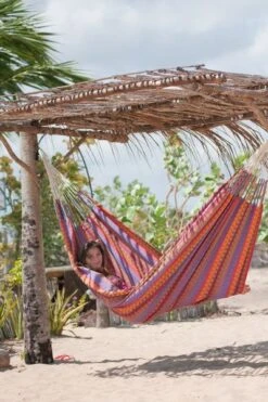 La Siesta Carolina 2 Persoons Hangmat - Flowers -Buiten kamperen 900 598 cah16 2 ambiance 203