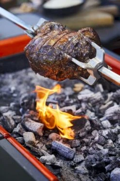 Everdure Fusion Houtskool Barbecue -Buiten kamperen 900 600 brand shoot heston blumenthal 5