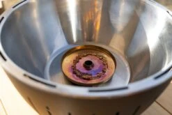 LotusGrill XL Hybrid Houtskoolbarbecue - Rood 15 LotusGrill XL Hybrid Houtskoolbarbecue - Rood -Buiten kamperen lotusgrill binnenkant pitje 3