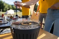 LotusGrill XL Hybrid Houtskoolbarbecue - Rood 21 LotusGrill XL Hybrid Houtskoolbarbecue - Rood -Buiten kamperen lotusgrill in gebruik hamburger 3